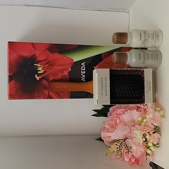 AVEDA GIFT SET. WOODEN MINI PADDLE HAIR BRUSH (7 1/2"), Shampoo + Conditioner - Picture 2 of 8